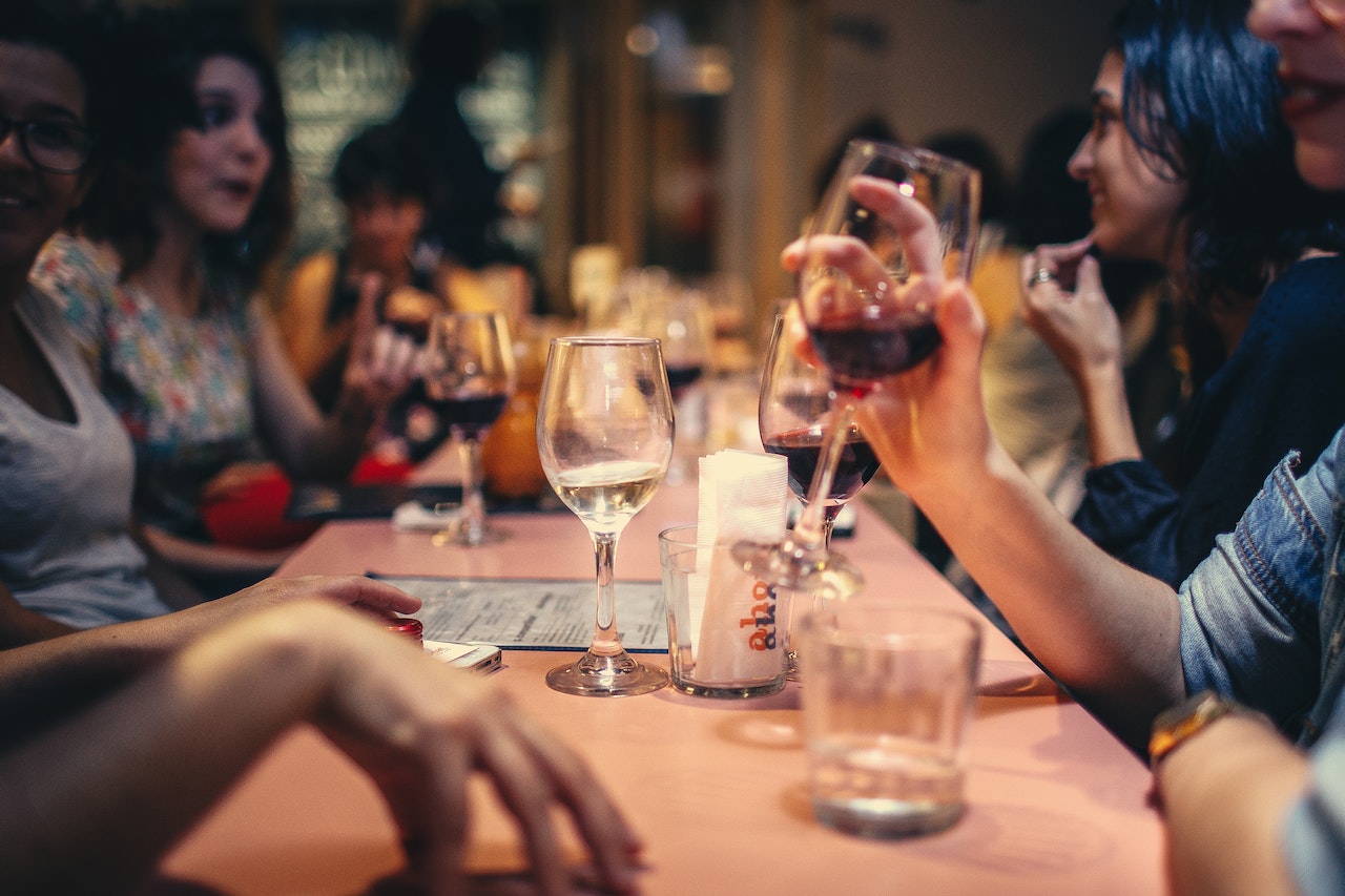 Die Rolle des Weins als soziales Schmiermittel