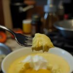 Pudding mit der Gabel essen – Der skurrile TikTok-Trend als Spiegel einer Generation